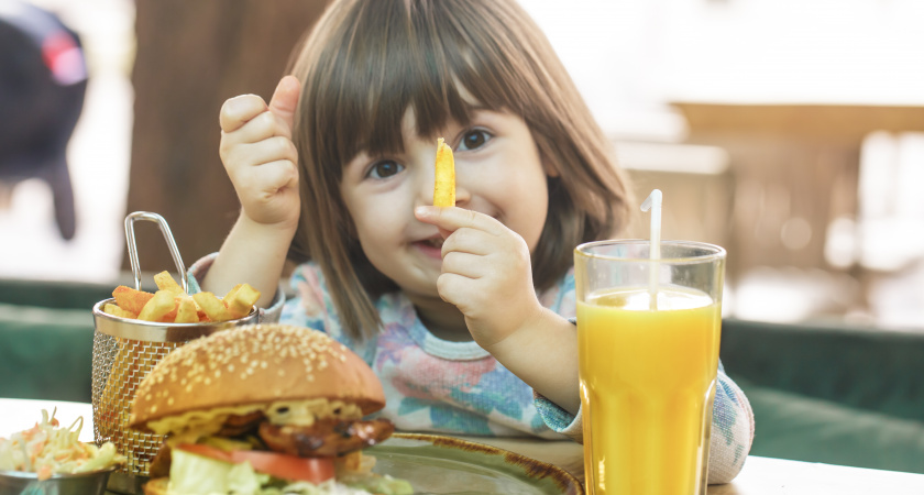 Последствия могут быть необратимыми: почему фастфуд - не для детей