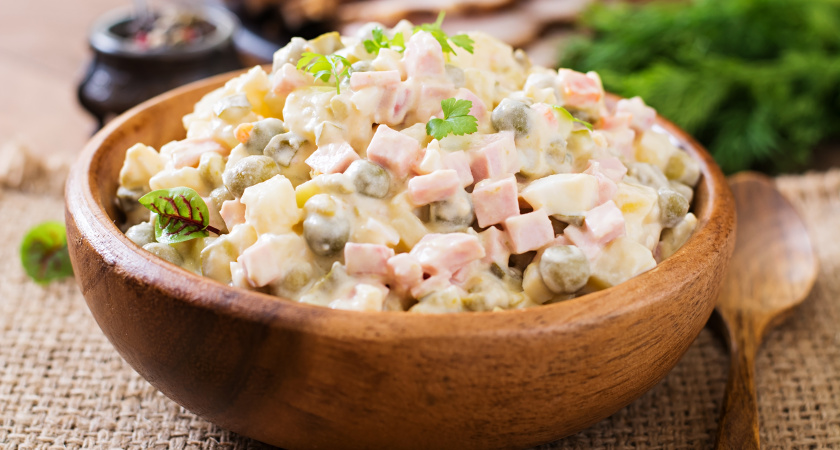 До 10 лет воздержаться: как и когда кормить детей салатом "оливье"