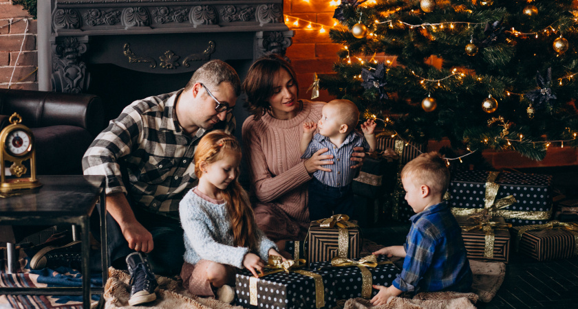 Новый год - семейный праздник: две трети россиян останутся на торжество дома