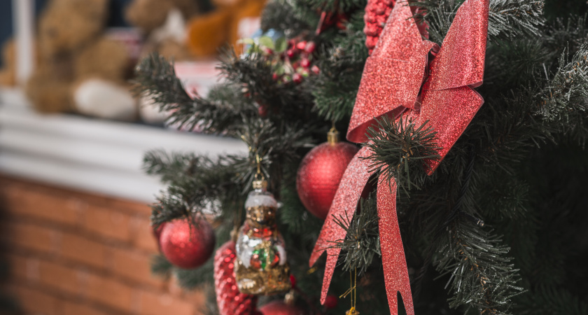 Какая новогодняя елка безопаснее для детской комнаты