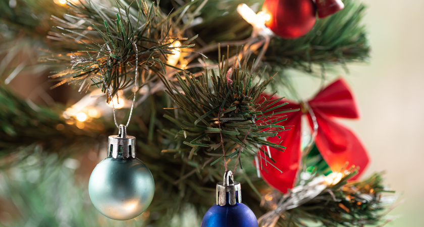 Как установить елку в доме, чтобы она не упала на ребенка