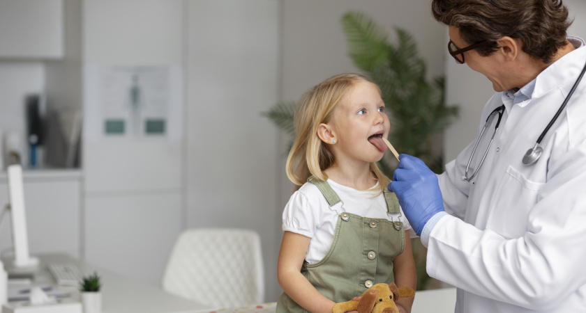 Миндалины у ребенка: удалять или лечить?