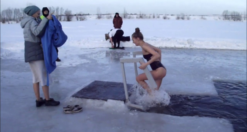 Можно ли детям окунаться в прорубь на Крещение