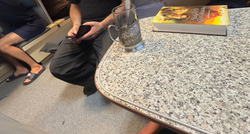 К столику в плацкарте больше не подпустят - в новых вагонах их начнут делать совсем по-другому