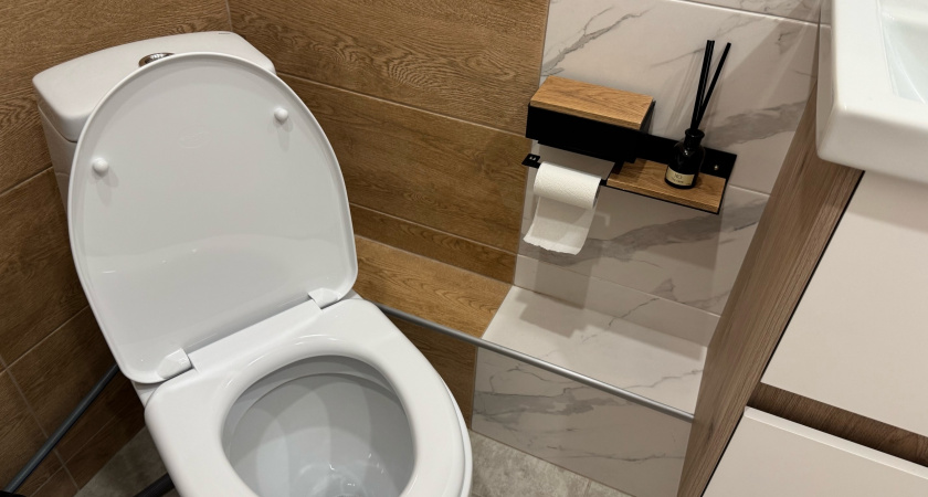 Блестит без химии: делюсь проверенным способом с шипушкой за 15 рублей для идеальной чистоты унитаза