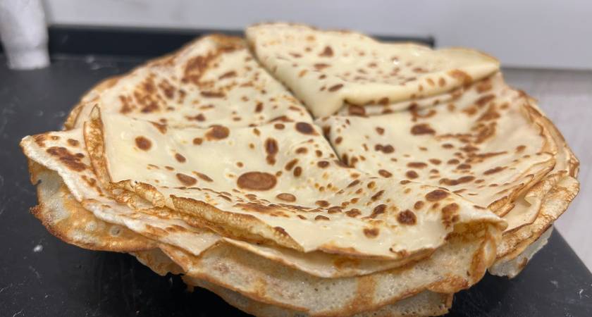 Ажурные, тонкие и с маслом: ретро-рецепт обалденных блинчиков на Масленицу