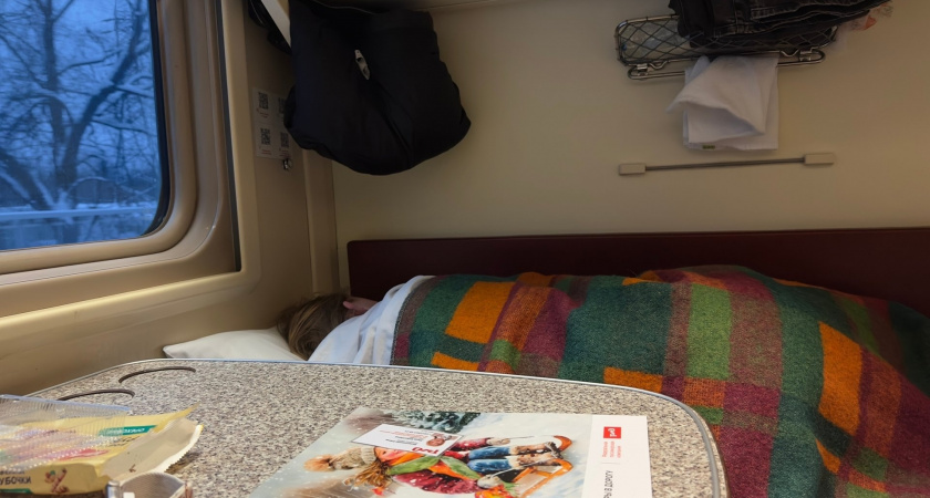 Соседи по плацкарту не пустили поесть за столиком. Мой хитроумный план сработал и заставил их передумать