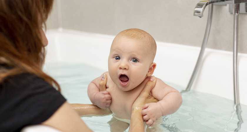 Травяные отвары для купания младенцев: польза и рецепты