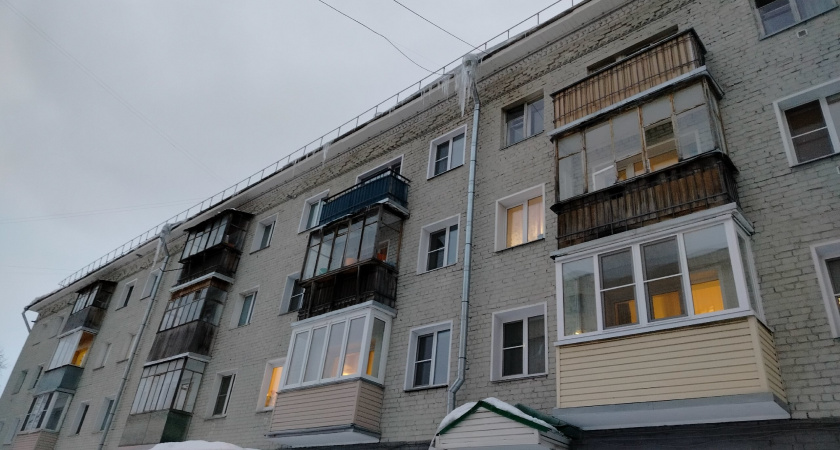 Касается всех собственников квартир с балконом: за что в 2026 можно получить штраф или требование снести конструкцию