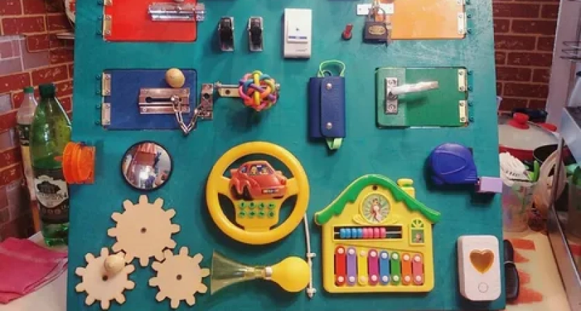 Бизиборд для ребенка: развивающая доска, которая увлечет малыша - делаем своими руками