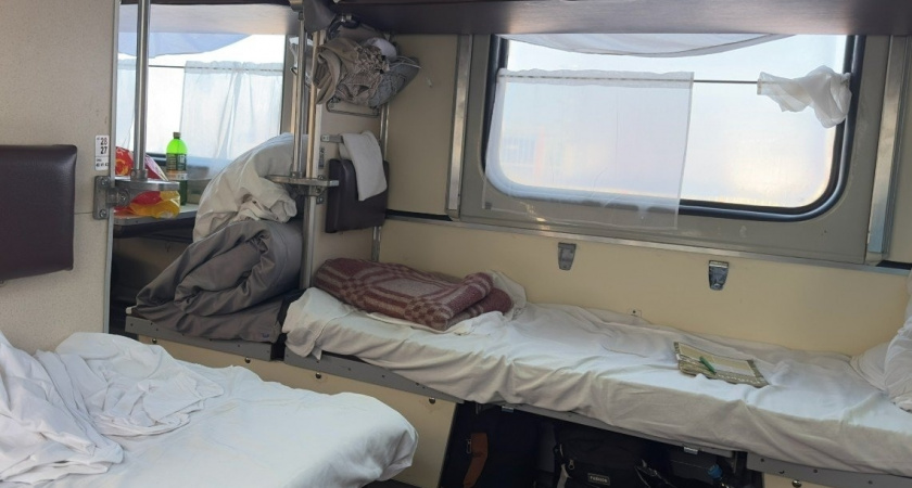 Ушла к детям в соседнее купе, а когда вернулась — бабушка в поезде решила, что мое место теперь общее