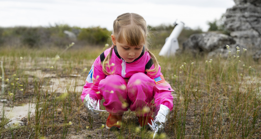 Восьмилетняя девочка нашла на пляже метеорит старше Земли: космическая удача в Великобритании