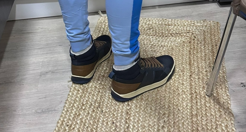 Распределяю ваткой по подошве - и перестаю скользить даже на ледяной лестнице: одного раза хватит до конца зимы 