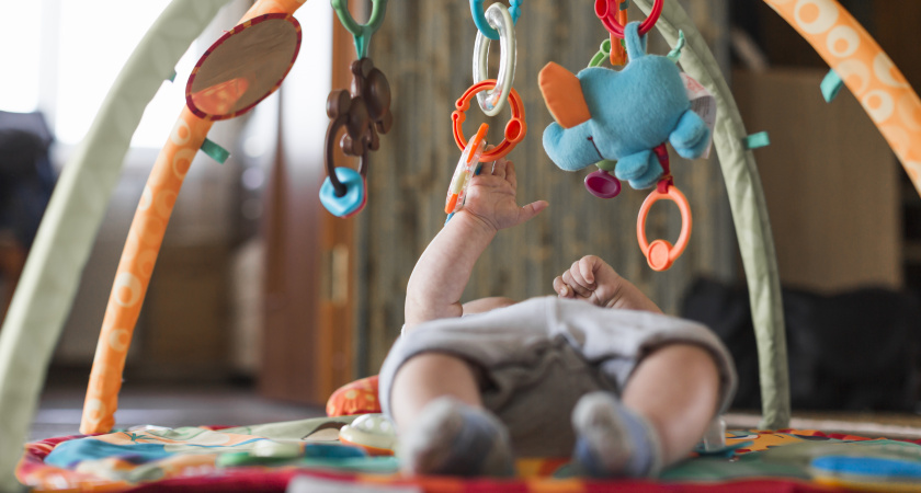 Не простая погремушка, а... золотая! Что дарят новорожденным членам британской королевской семьи