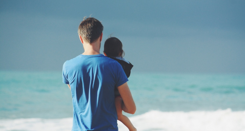 Родителей-одиночек отметят новой наградой: просто медаль или реальная помощь?