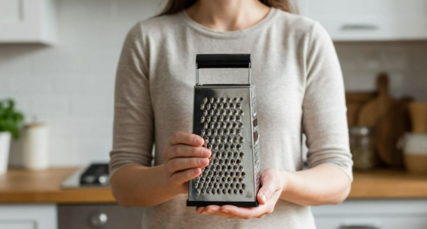 Ей пользуется 1% хозяек: для чего на самом деле на квадратной терке сторона с колючими шипами