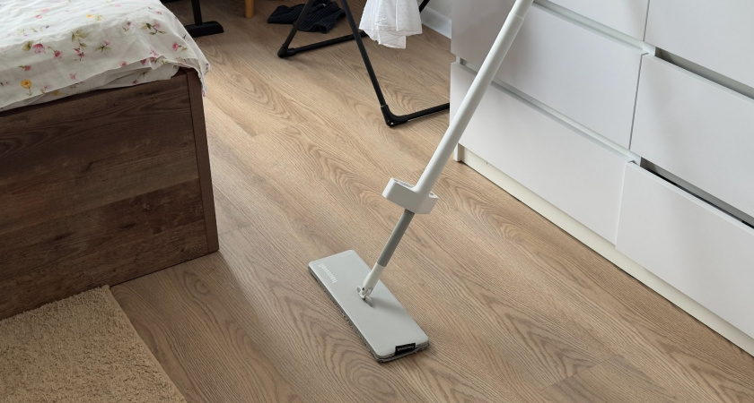 Полы можно не мыть неделями: всего одна ложка на ведро воды и поверхности сверкают как зеркало