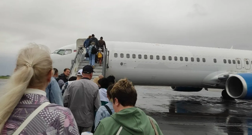 Российские авиакомпании будут размещать пассажиров с двумя и более детьми рядом