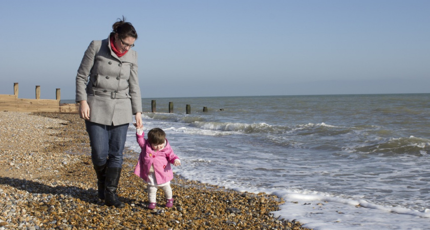 Каждая вторая россиянка спешит из декрета на работу раньше срока: что стоит за этой гонкой