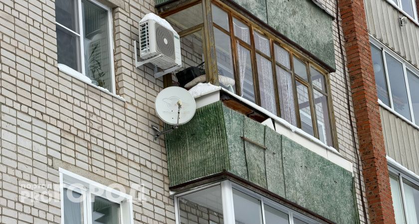 Омбудсмен Подмосковья жестко раскритиковала мать, посадившую ребенка на край балкона