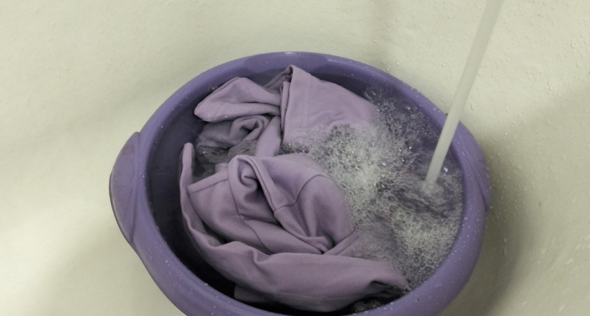 Стирать руками в тазу уже не модно: Европу захватил тренд на "ленивую" стирку, а у нас пенсионерки до стх пор воду греют