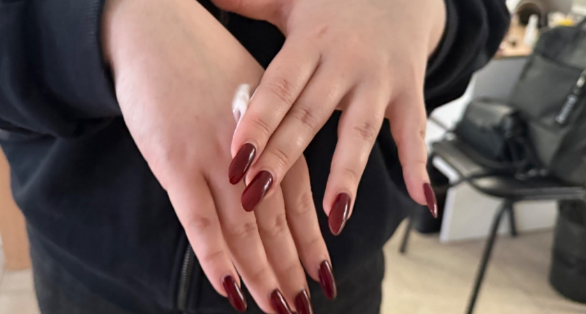 Делать маникюр у мастера больше не модно: теперь цвет ногтей меняют за 1 нажатие. Новый тренд скоро дойдет до России