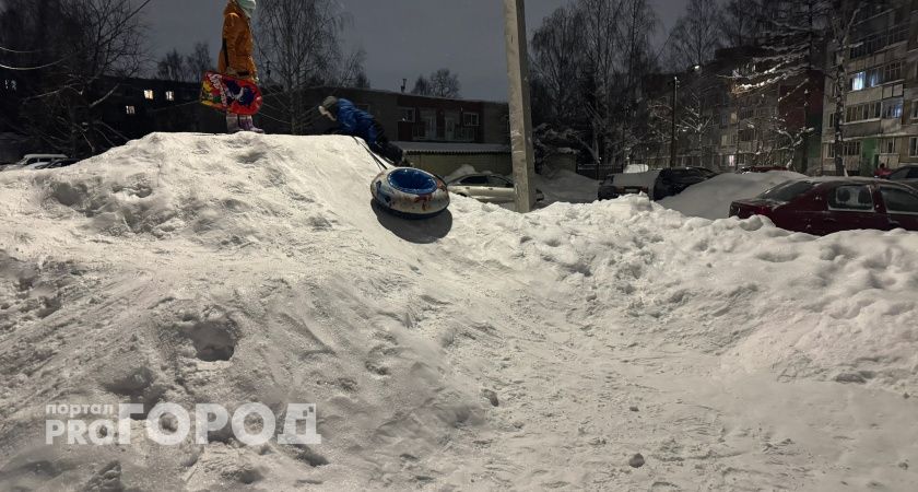  В Волгограде девочка на горке влетела в иномарку — ребенок в больнице