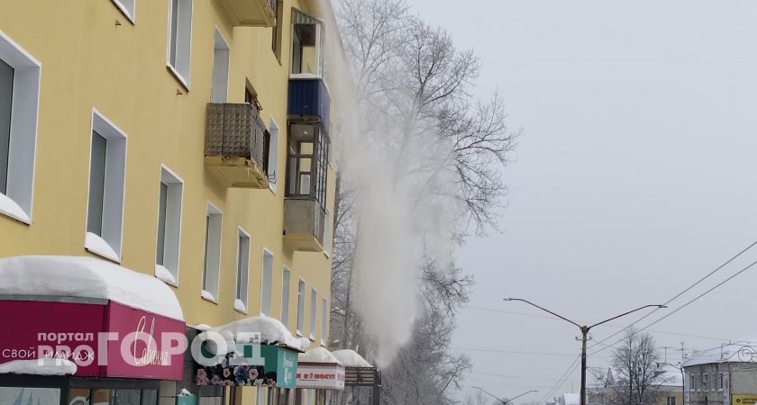 В Казани мать спасла ребенка за секунду до того, как с крыши рухнула лавина снега