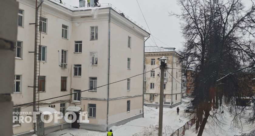 Под Ярославлем снег рухнул на машину, где в салоне был грудной ребенок