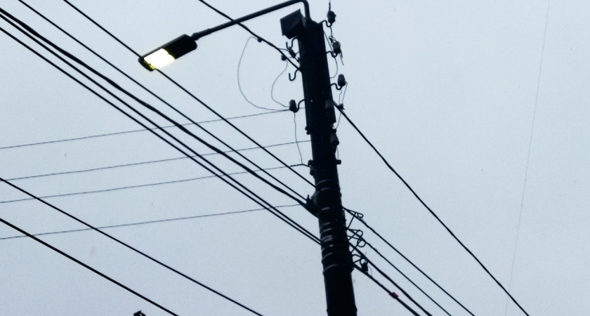 На Рублёвском шоссе высоковольтный кабель упал на двоих детей — никто не пострадал