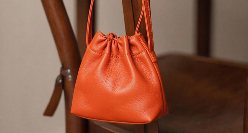 Сумки-кисеты вернулись в моду: ностальгия по 2010-м, которая покоряет 2026-й