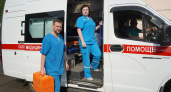 Врачи "скорой" спасли малыша, запертого в разогретой до 50 градусов машине