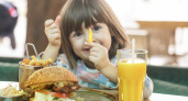 Последствия могут быть необратимыми: почему фастфуд - не для детей