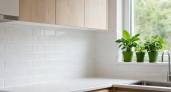 Фартук из плитки и пластика - прошлый век: теперь на кухне господствует новый тренд - красивее и удобнее