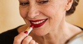 Сходила на профмакияж и подглядела 4 трюка у визажиста: теперь не боюсь носить помаду в 50 лет - морщинок не видно