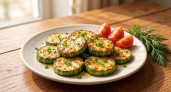 Как пошли молодые кабачки, готовлю закуску: режу кружками, макаю соус и на сковороду - съедаются быстрее, чем жарятся