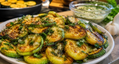 Режу, мариную, жарю: кабачки с чесночным соусом уходят быстрее мяса