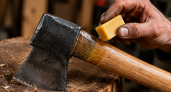 Хватит насаживать вылетающий топор каждые 10 минут: 1 копеечный трюк перед работой — теперь топорище сидит железно