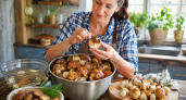 Раньше до ночи мучилась, снимая пленку с маслят: теперь чищу ведро грибов всего за полчаса