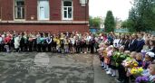 Родители, проследите: старшеклассницам дали совет, как нельзя одеваться на линейку 1 сентября