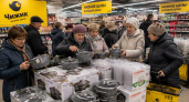 Дачники выстроились в очереди в Чижике: разбирают кастрюли «под камень» и сушилки для овощей