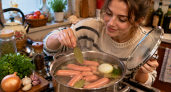 Сосиски станут вкуснее: вот что добавляю при варке – будто не кастрюля, а вертел хотдожной из 90-х