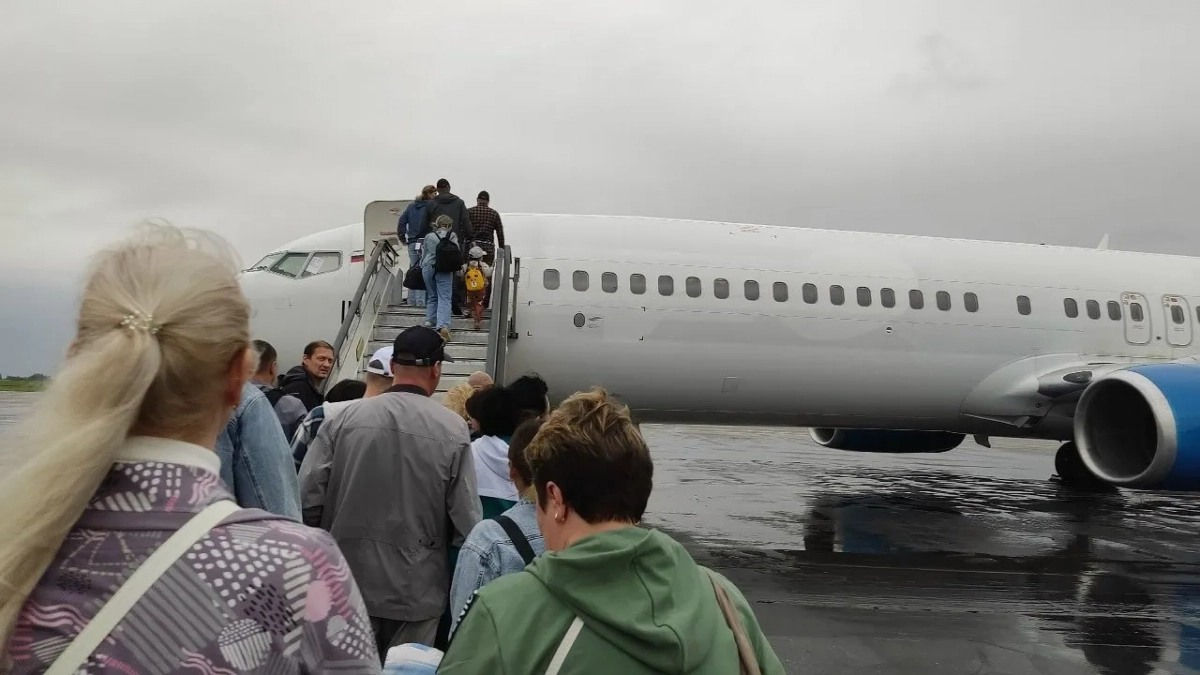 Российские авиакомпании будут размещать пассажиров с двумя и более детьми рядом