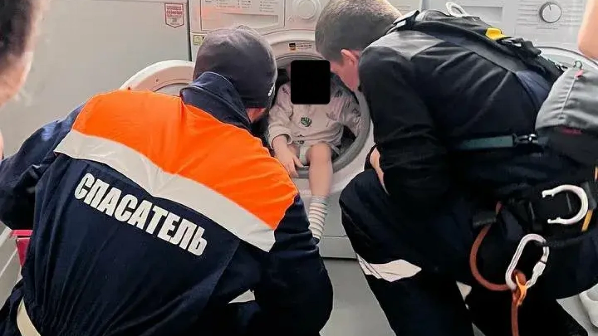 Любопытство на грани: спасатели вытащили малыша из стиральной машины в Казани