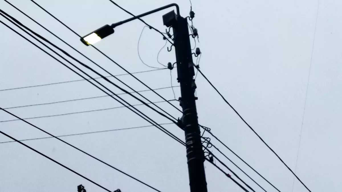 На Рублёвском шоссе высоковольтный кабель упал на двоих детей — никто не пострадал