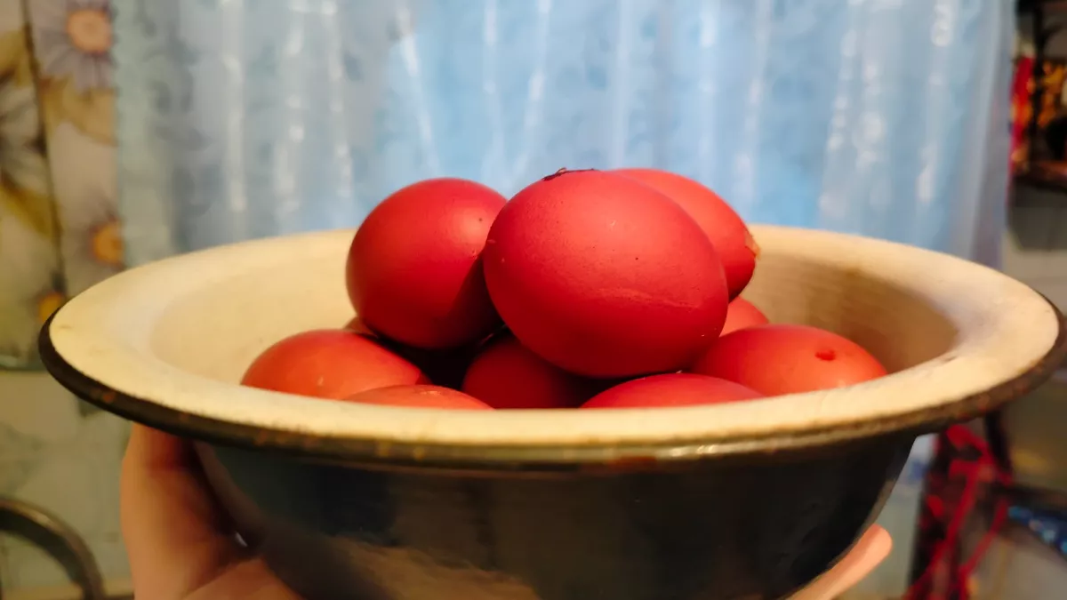 Священник назвал цвета, в которые нельзя красить яйца на Пасху: их всего три 