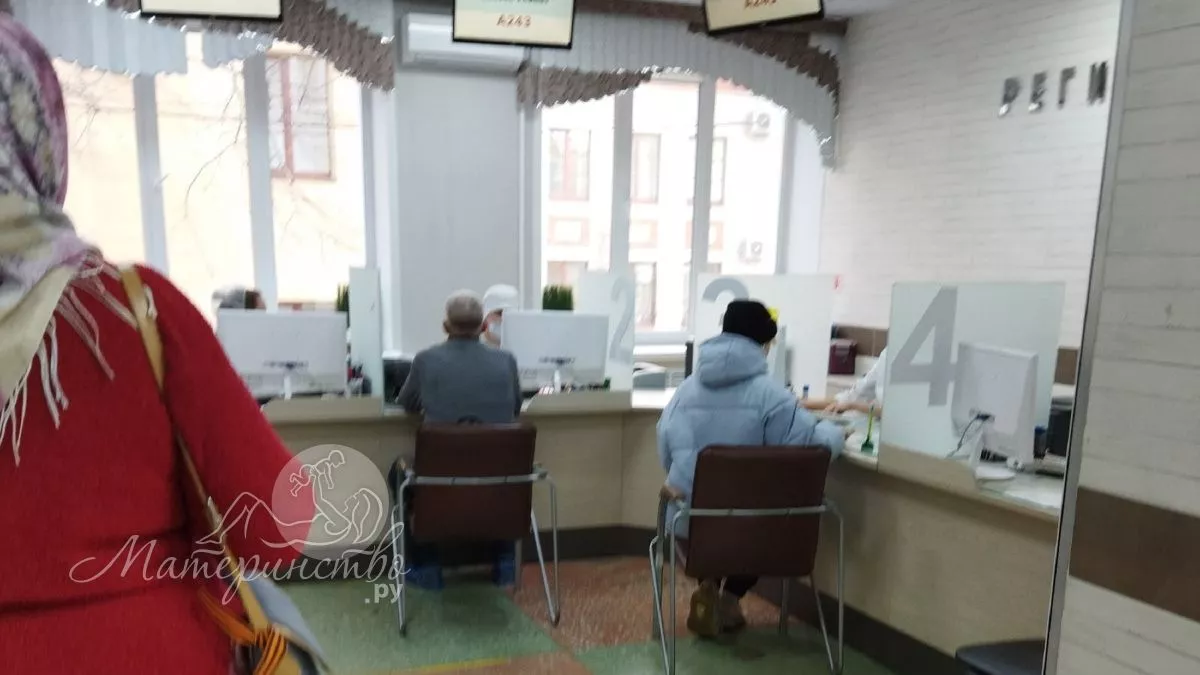 Госдума решила убрать детей из загранпаспортов старого образца