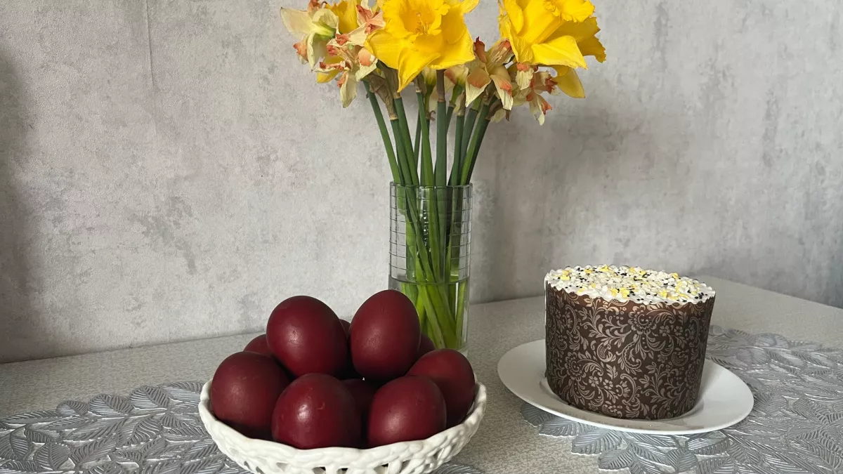 Луковая шелуха уходит в прошлое: окуните яйца в «зеленый отвар» — и получите малахитовую красоту к Пасхе-2025