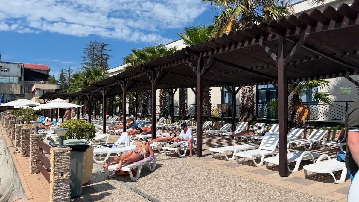 Пустые пляжи и цены словно в СССР: россияне открыли новый курорт с чистым морем