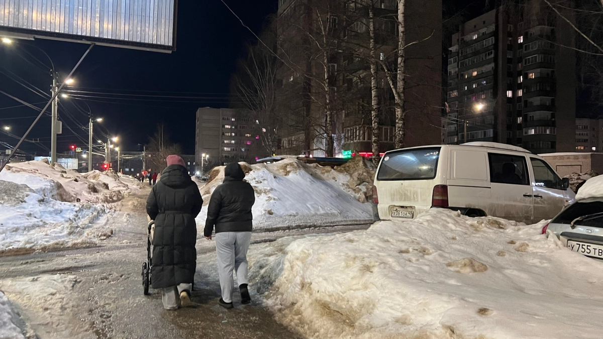 В Ревде на девятимесячную девочку рухнул снег с крыши